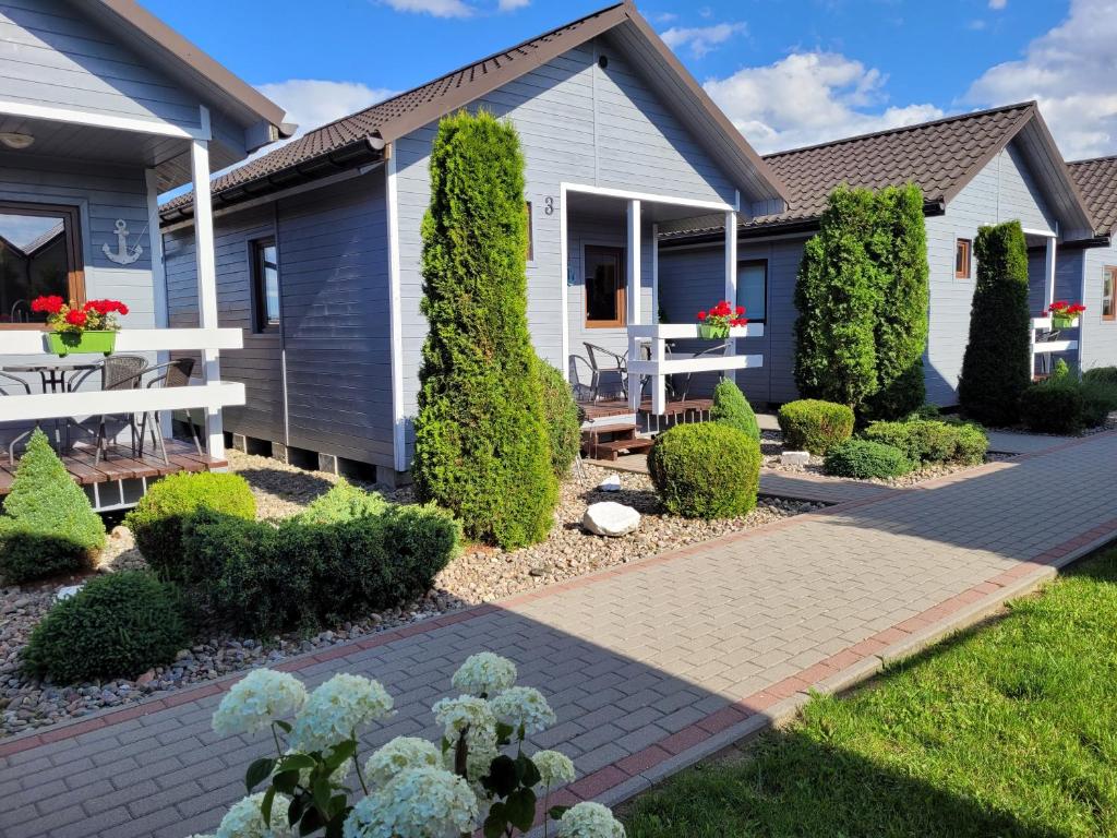 a garden in front of a house at Perła Bałtyku Jarosławiec in Jezierzany