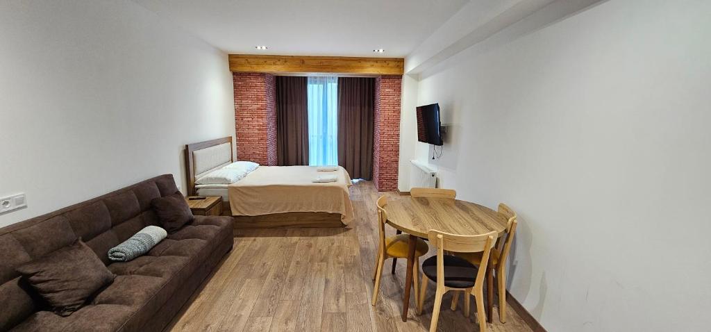 TV a/nebo společenská místnost v ubytování Evdo Apartments F4 wooden cozy studio