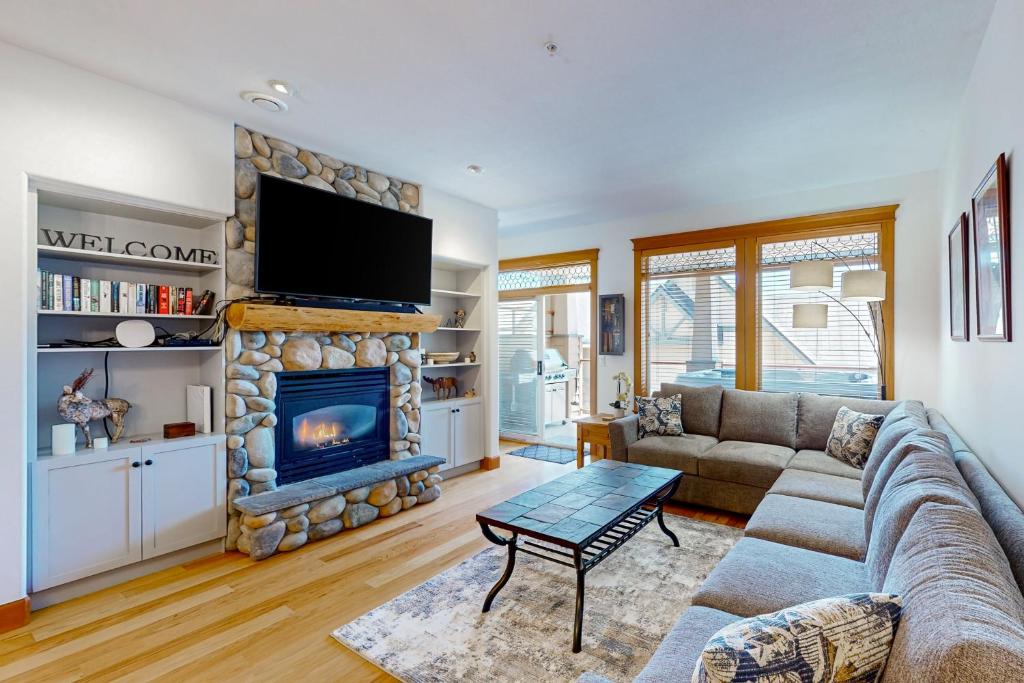 TV a/nebo společenská místnost v ubytování Tree Tops 03