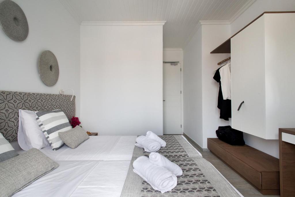 Cama ou camas em um quarto em Aurora - Rooms & Suites - Spetses