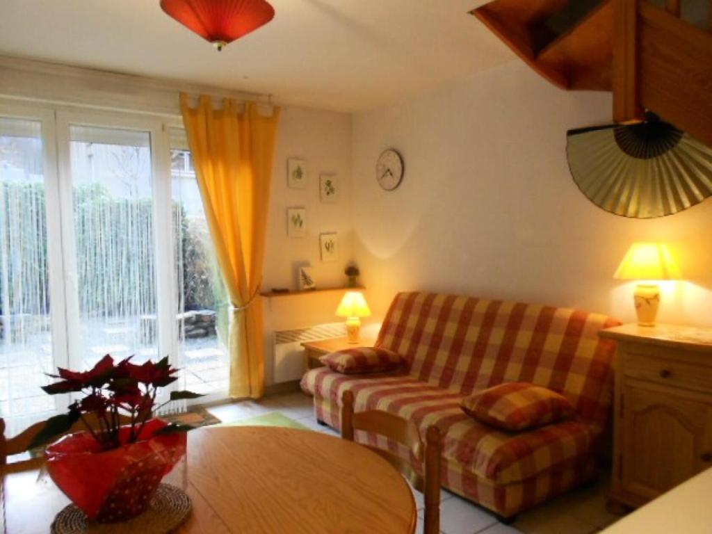 un salon avec un canapé et une table dans l'établissement Résidence Pic De Lia - Appartement 6 personnes au centre du village MAE-6164, à Cadeilhan-Trachère