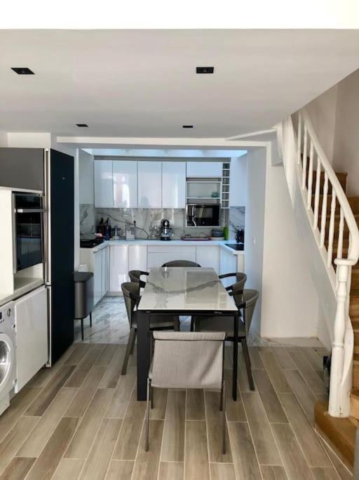 une cuisine et une salle à manger avec une table et des chaises dans l'établissement Hypercentre Trouville top maison 2 à 6 personnes, à Trouville-sur-Mer