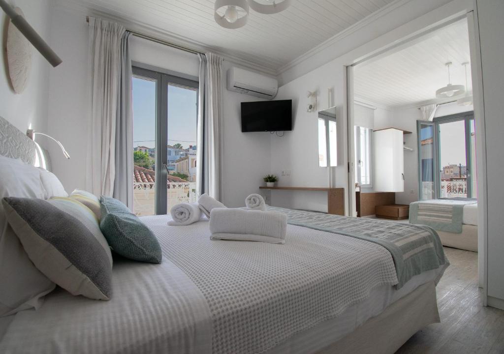 Cama ou camas em um quarto em Aurora - Rooms & Suites - Spetses