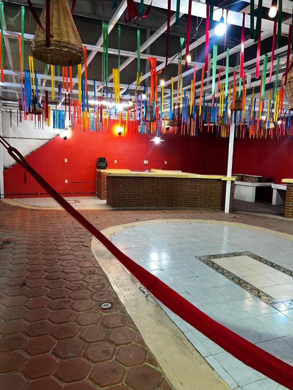 una grande camera con bandiere colorate sul muro di Alojamientos OHANA a Città di Oaxaca