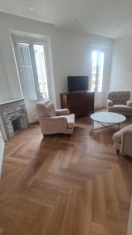 un salon avec deux chaises et une table dans l'établissement Appartement 2 chambres, de luxe, à 50 m de la plage, à Cannes