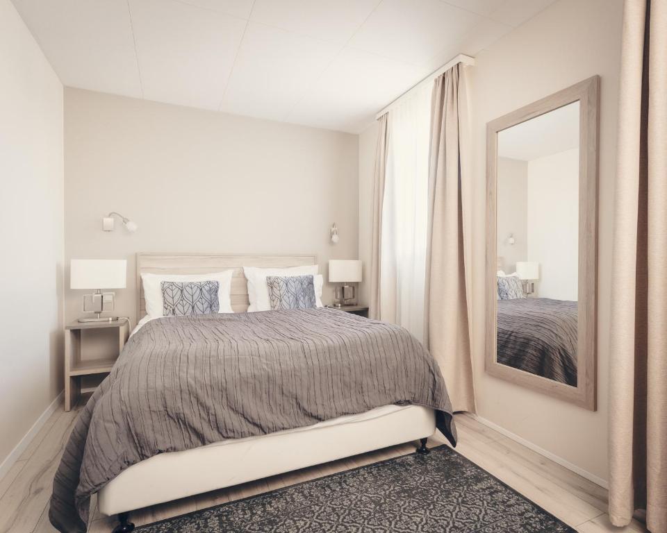 Llit o llits en una habitació de Hótel Fransiskus Stykkishólmi