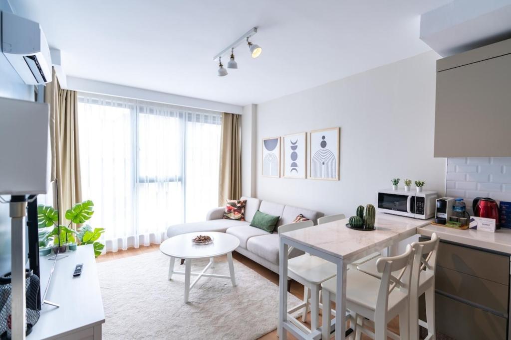 Kuchyň nebo kuchyňský kout v ubytování Modern Stylish 2br Apt, Near Eyp Sultan Mosque