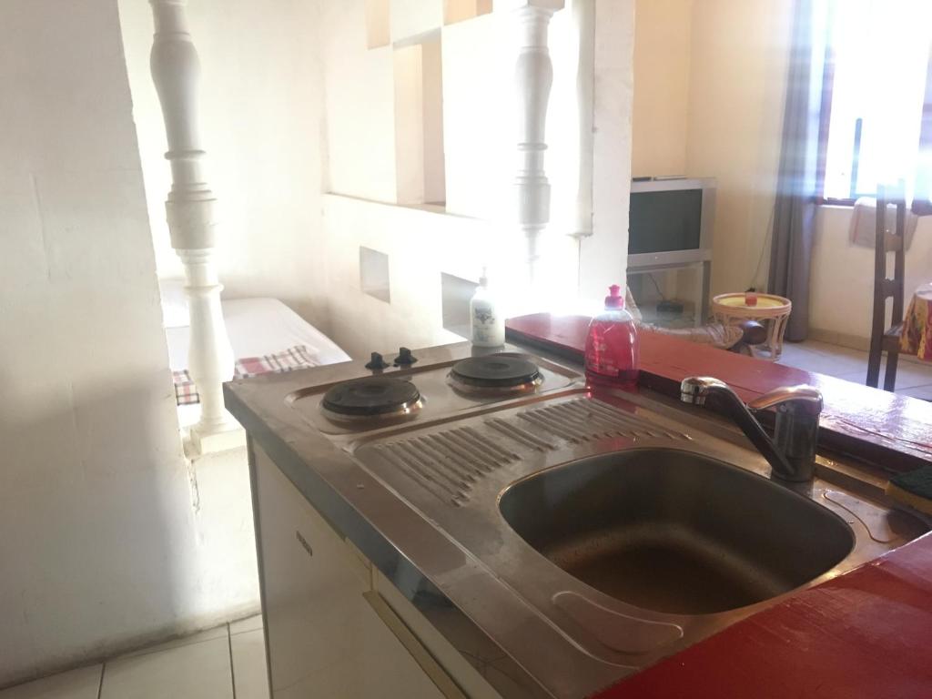 une cuisine avec un évier et un plan de travail dans l'établissement La SixFours Fort Napoleon, à La Seyne-sur-Mer