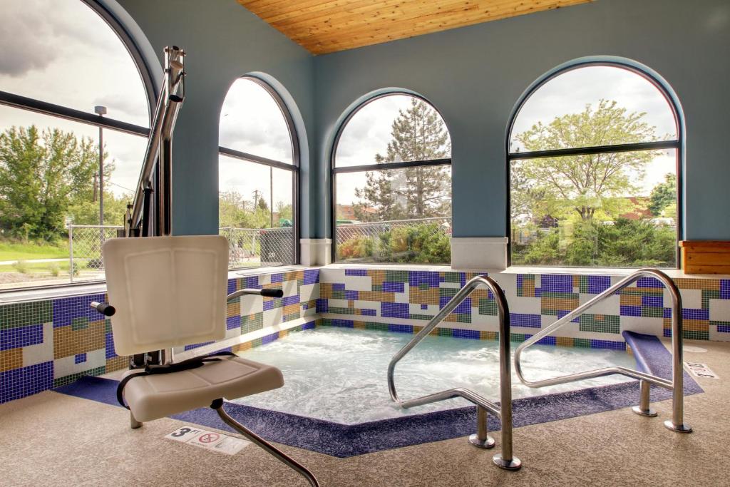 Bazén v ubytování Holiday Inn Express & Suites Aurora - Naperville by IHG nebo v jeho okolí
