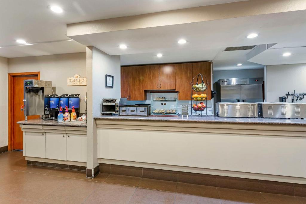 Kuchyň nebo kuchyňský kout v ubytování Best Western Elko Inn