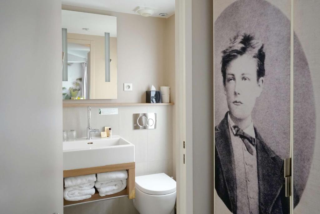Koupelna v ubytování Hôtel Littéraire Arthur Rimbaud, BW Signature Collection