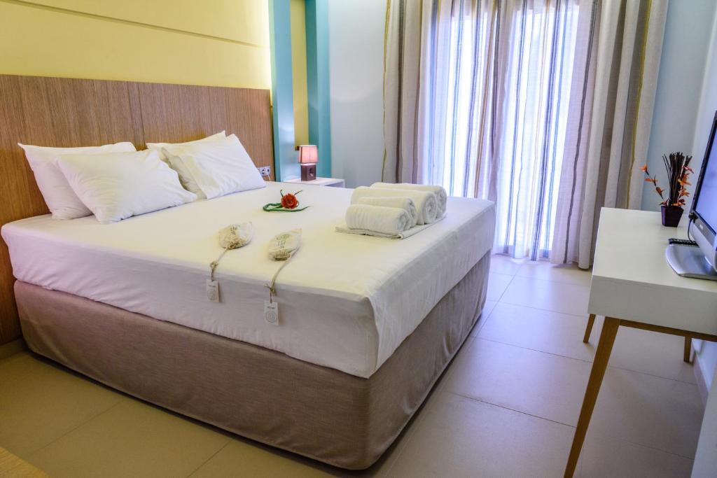Łóżko lub łóżka w pokoju w obiekcie Ionion Beach Apartment Hotel & Spa