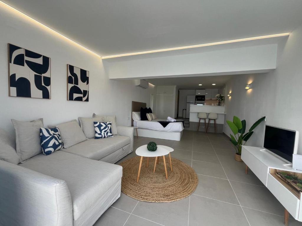Televízia a/alebo spoločenská miestnosť v ubytovaní Apartamento Callao Salvaje en el mar con wifi