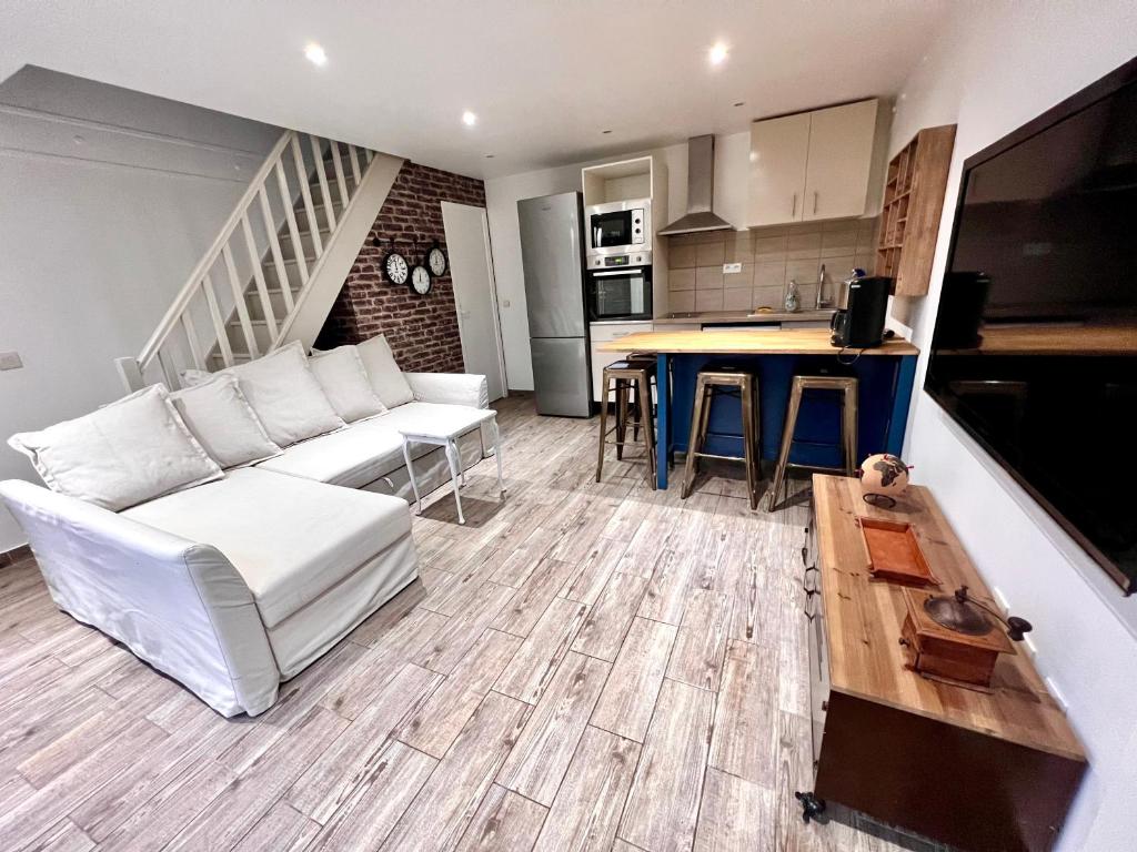 Küche/Küchenzeile in der Unterkunft Luxury Stay with Terrace and AC 10 min to Paris