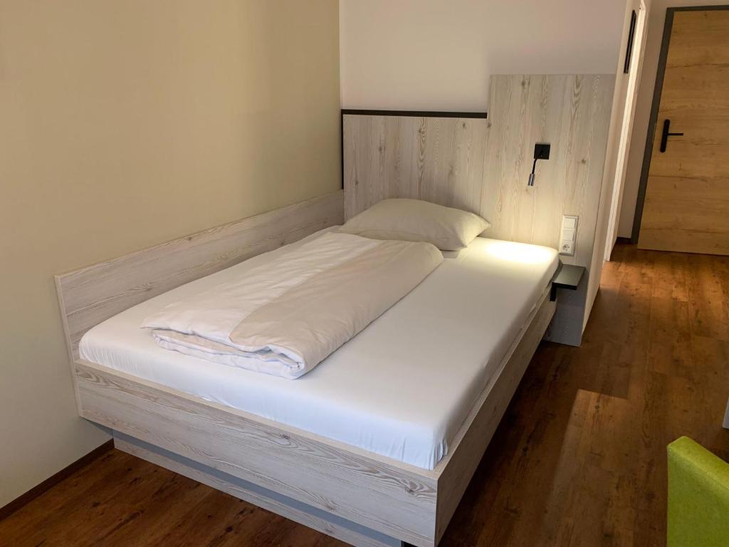 Postel nebo postele na pokoji v ubytování wild & bolz eMotel