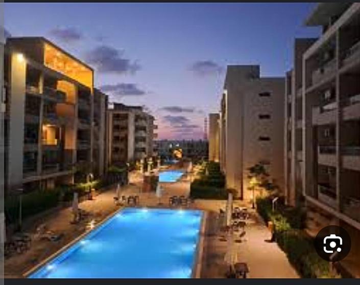 Swimmingpoolen hos eller tæt på قرية جراند هيلز الساحل الشمالى