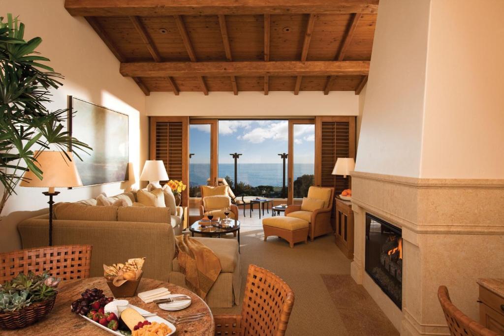 The Resort at Pelican Hill - One-Bedroom King Suite With Balcony And Ocean View