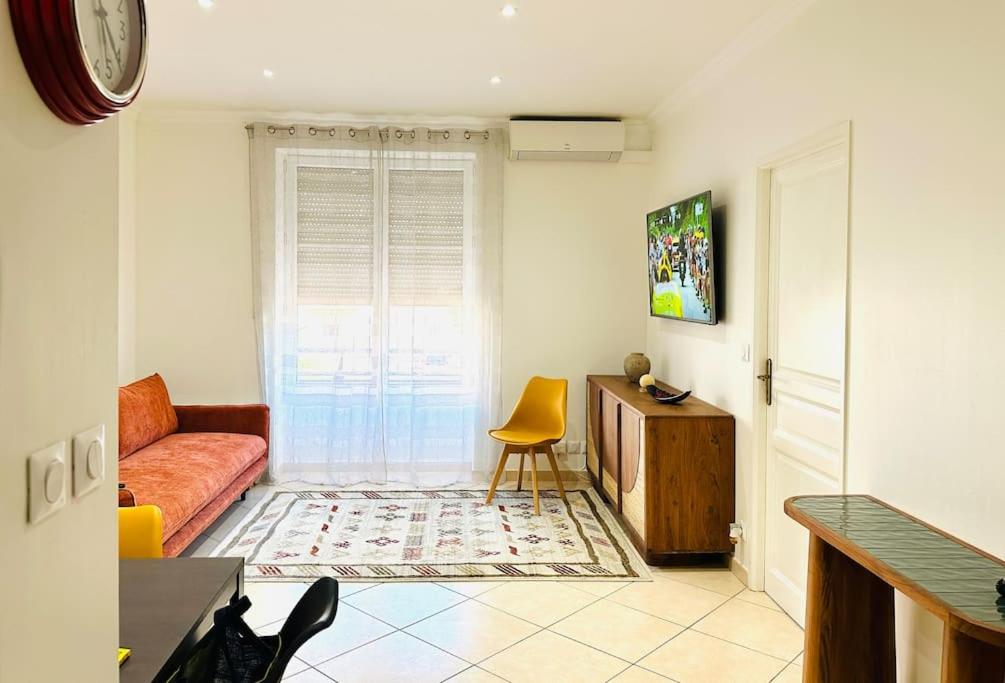 - un salon avec un canapé rouge et un fauteuil jaune dans l'établissement Appartement Cosy Centre-ville, à Saint-Raphaël