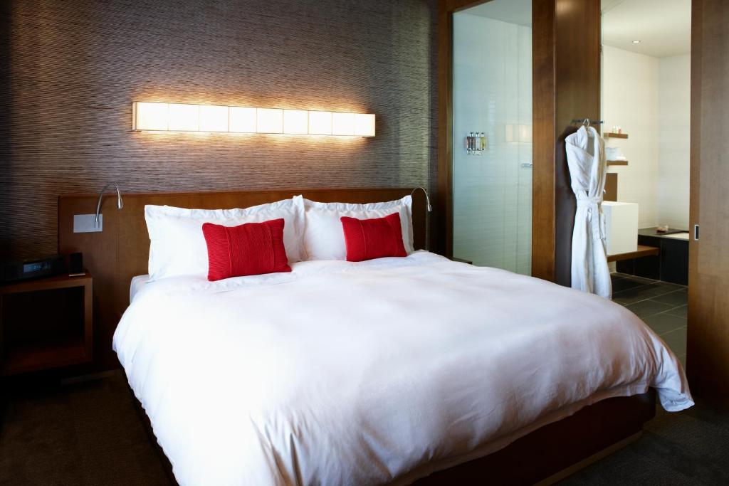 Postel nebo postele na pokoji v ubytování Le Germain Hotel Toronto
