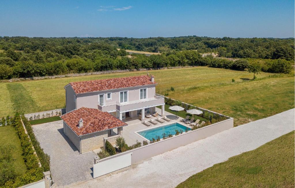une vue aérienne d'une maison avec piscine dans l'établissement Villa Gabriel Residence, à Žminj