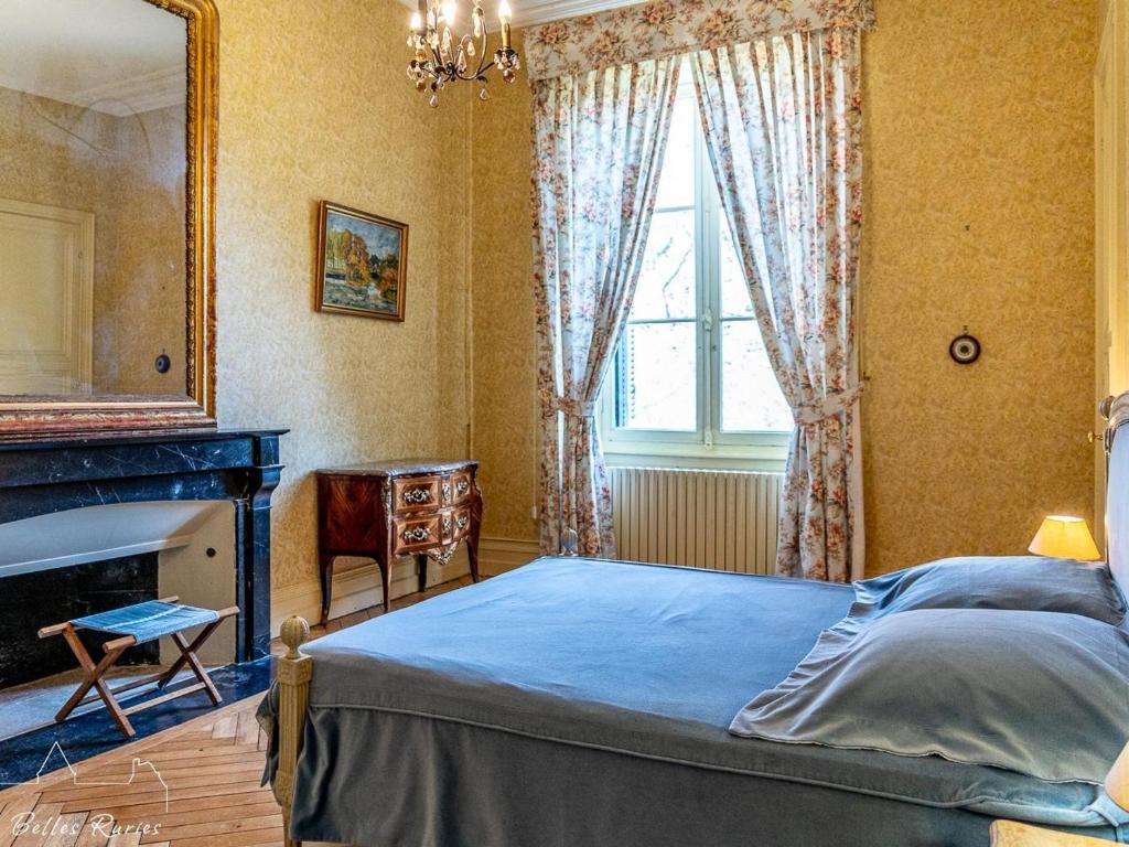 Posteľ alebo postele v izbe v ubytovaní Château XVIIIème, Piscine Chauffée, Sauna, Forêt Privée, Proximité Châteaux de la Loire - FR-1-381-46
