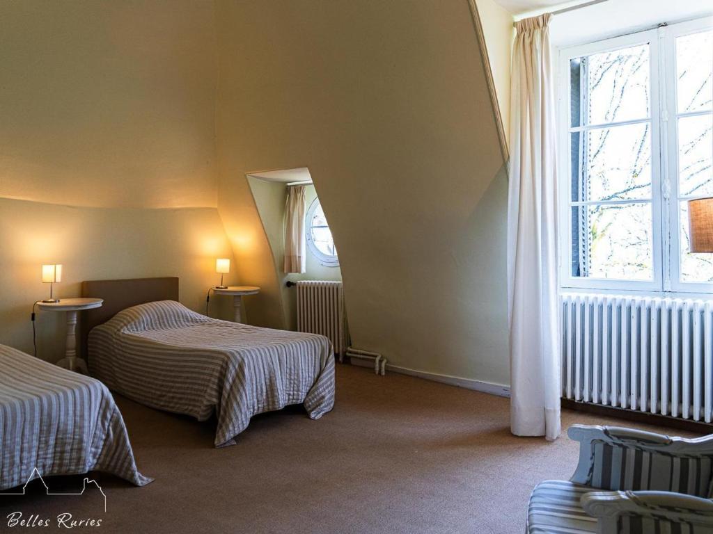 Posteľ alebo postele v izbe v ubytovaní Château XVIIIème, Piscine Chauffée, Sauna, Forêt Privée, Proximité Châteaux de la Loire - FR-1-381-46