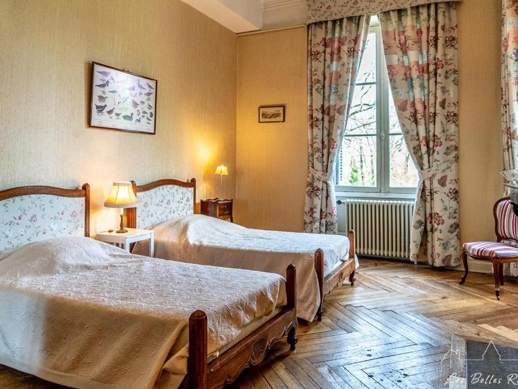 Posteľ alebo postele v izbe v ubytovaní Château XVIIIème, Piscine Chauffée, Sauna, Forêt Privée, Proximité Châteaux de la Loire - FR-1-381-46