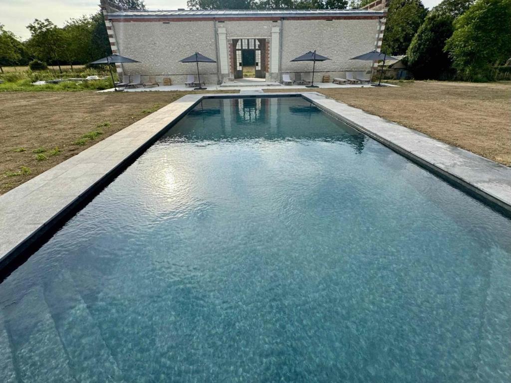 Bazén v ubytovaní Château XVIIIème, Piscine Chauffée, Sauna, Forêt Privée, Proximité Châteaux de la Loire - FR-1-381-46 alebo v jeho blízkosti