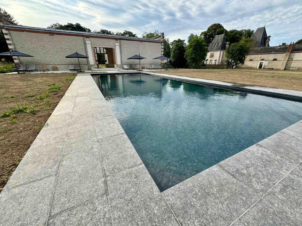 Bazén v ubytovaní Château XVIIIème, Piscine Chauffée, Sauna, Forêt Privée, Proximité Châteaux de la Loire - FR-1-381-46 alebo v jeho blízkosti