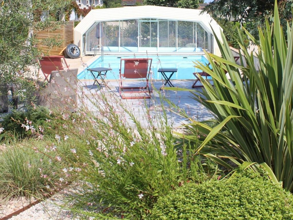 Vonkajšia záhrada v ubytovaní Gîte charmant avec piscine chauffée, proche d'Amboise et des châteaux de la Loire - FR-1-381-524