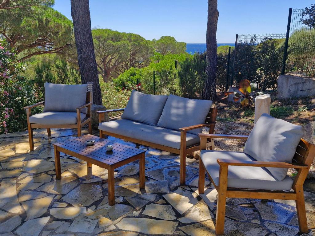 Photo de la galerie de l'établissement Villa familiale avec piscine privée, proche plage, parking et wifi à Sainte-Maxime - FR-1-780-12, à Sainte-Maxime