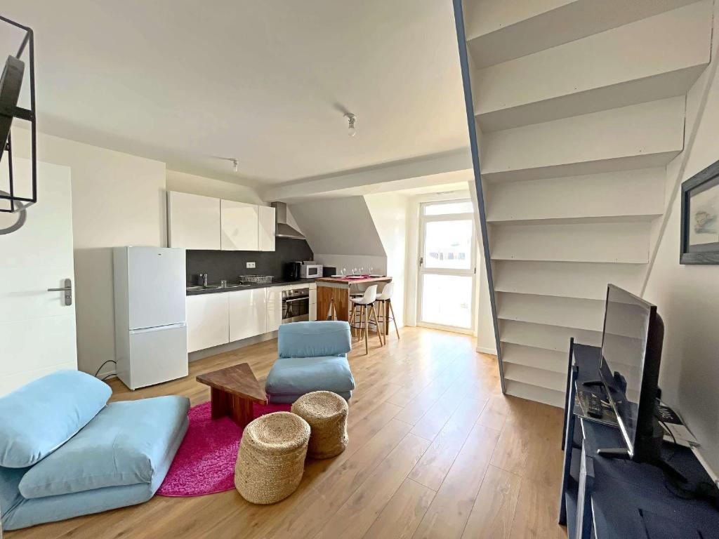 un salon avec un canapé et une cuisine dans l'établissement **Duplex Lumineux à Deux Pas de la Plage et Commerces - Berck** - FR-1-646-76, à Berck-sur-Mer