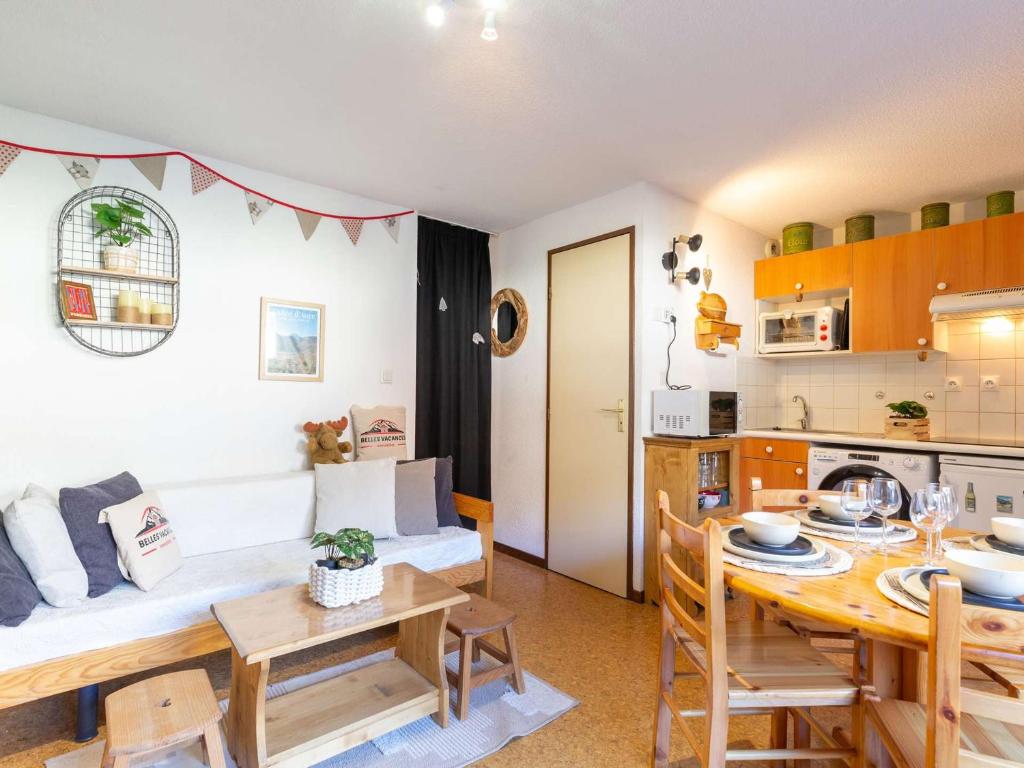 Il dispose d'une cuisine et d'un salon avec une table et un canapé. dans l'établissement Appartement spacieux pour 6 pers. avec jardin, St-Lary-Soulan à proximité télécabine et thermes - FR-1-296-500, à Vielle-Aure