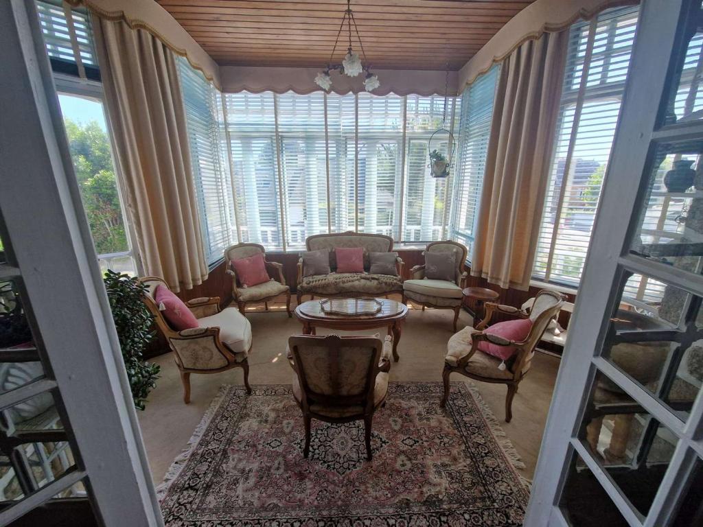 un salon avec un canapé, des chaises et une table dans l'établissement Appartement vintage à 700m de la plage avec 3 chambres à Pornichet - FR-1-392-242, à Pornichet