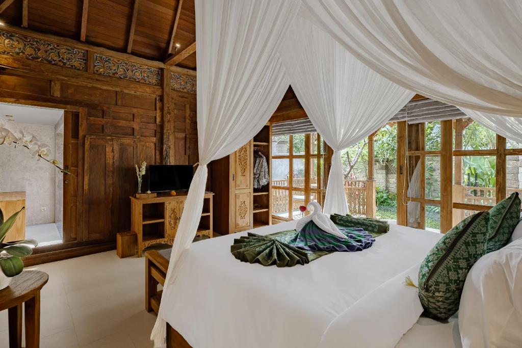 Postel nebo postele na pokoji v ubytování Uddhara Ubud Villa