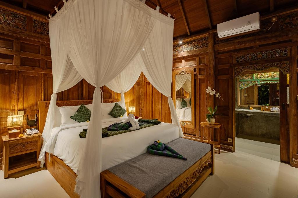 Postel nebo postele na pokoji v ubytování Uddhara Ubud Villa