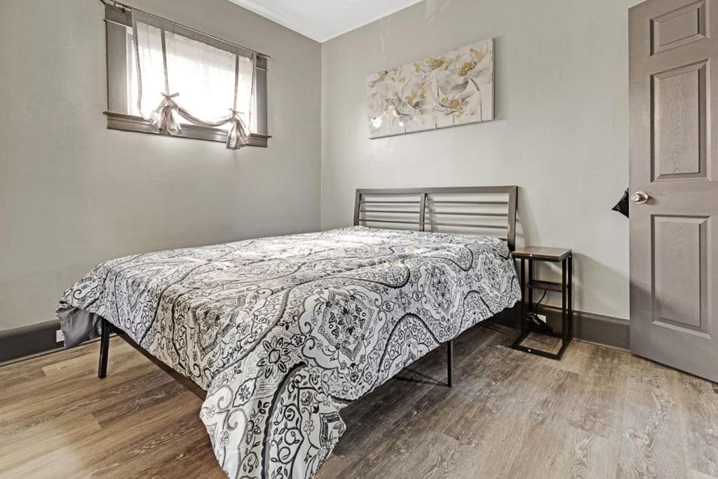 Postel nebo postele na pokoji v ubytování Comfortable 6BR 2Bath in the heart of Niagara Falls