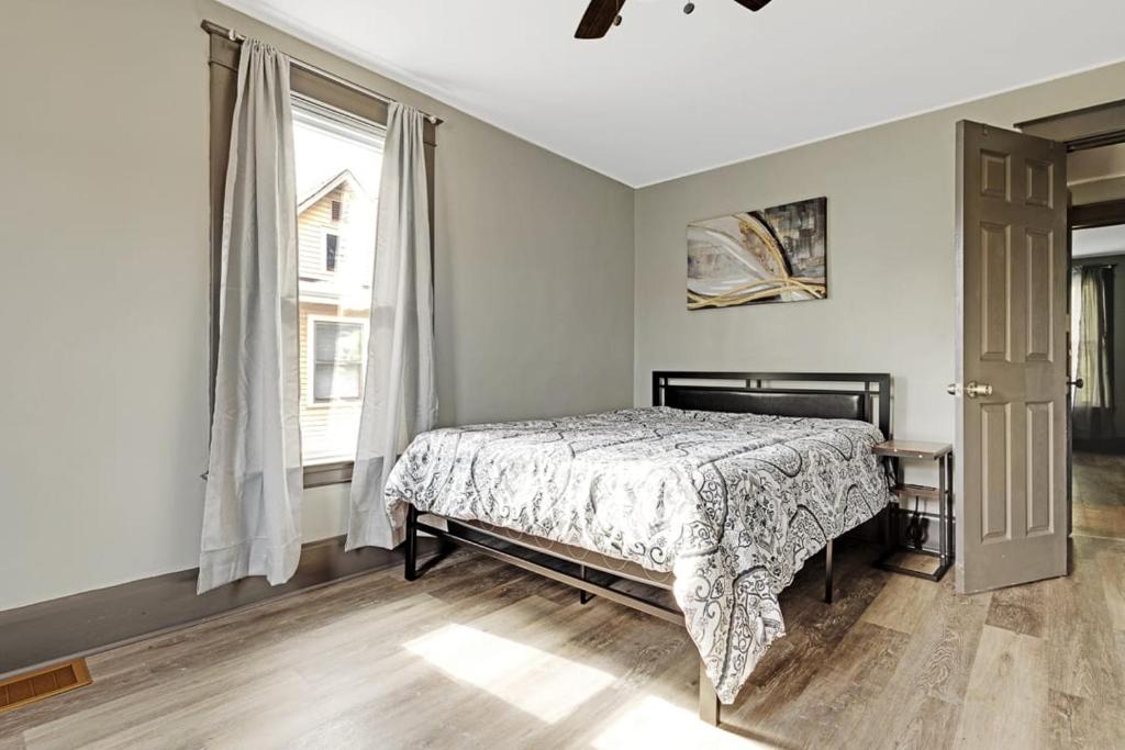 Postel nebo postele na pokoji v ubytování Comfortable 6BR 2Bath in the heart of Niagara Falls