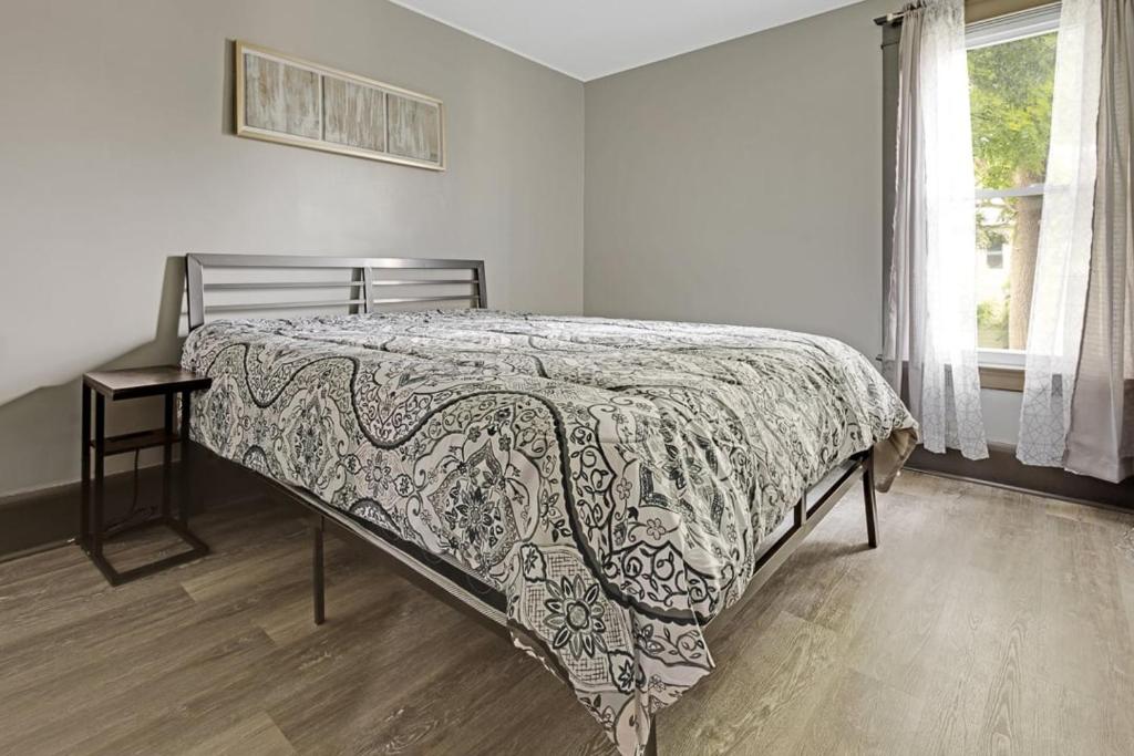 Postel nebo postele na pokoji v ubytování Comfortable 6BR 2Bath in the heart of Niagara Falls