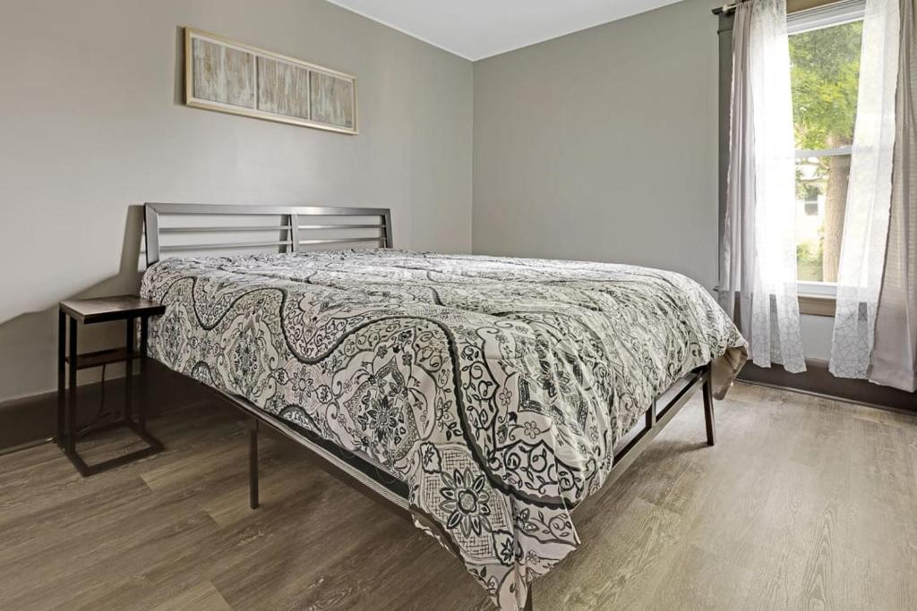 Postel nebo postele na pokoji v ubytování Comfortable 6BR 2Bath in the heart of Niagara Falls