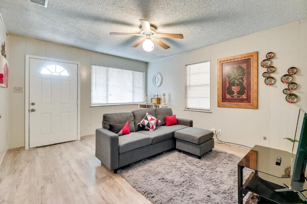 ブラウンズビルにあるSingle-Story Brownsville Home about 2 Mi to Airport!のソファと天井ファンのあるリビングルーム