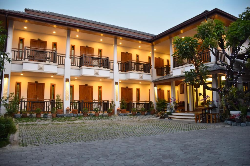 eine Außenansicht eines Gebäudes in der Unterkunft Gordnuea Boutique House in Chiang Mai