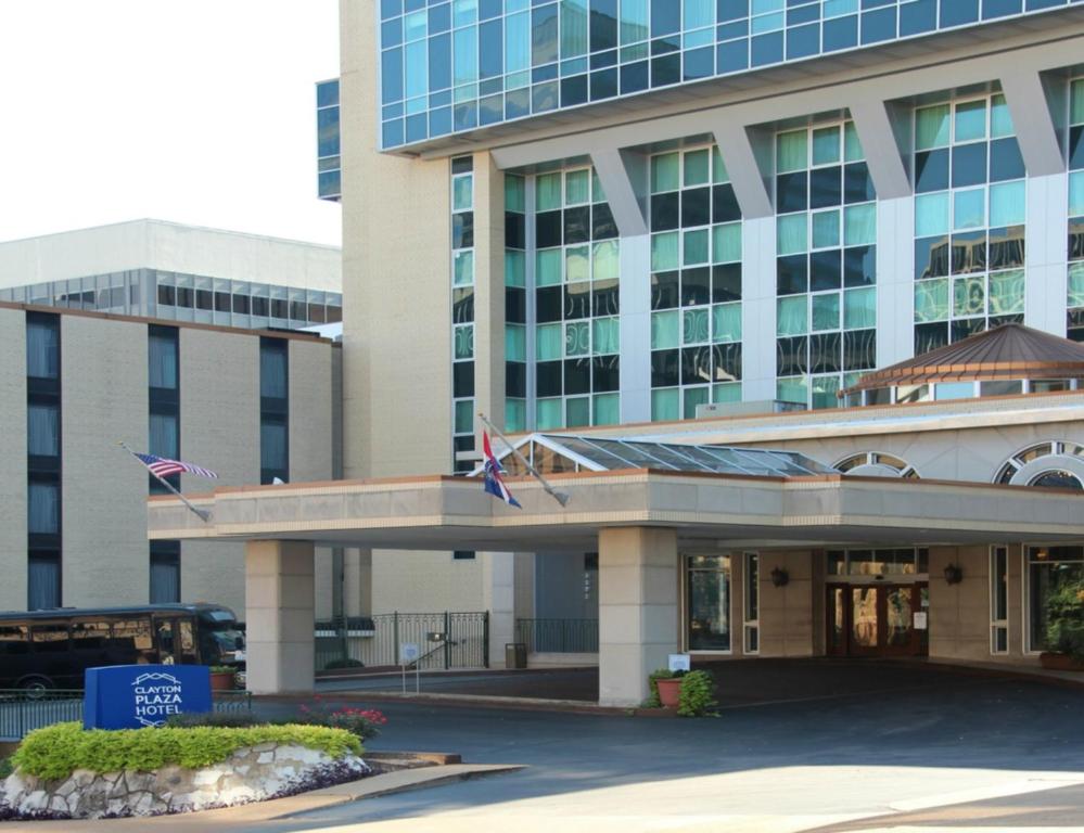 un edificio con dos banderas americanas delante de él en Clayton Plaza Hotel & Extended Stay, en Clayton