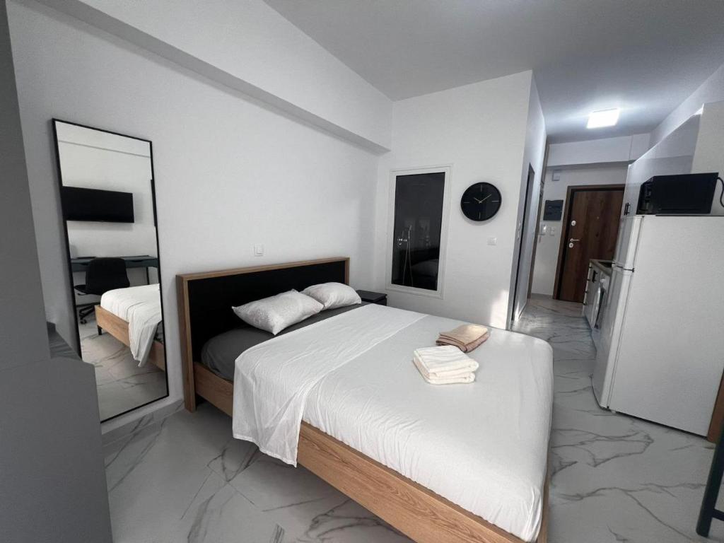 Ένα ή περισσότερα κρεβάτια σε δωμάτιο στο Couples Cozy Seaside Studio