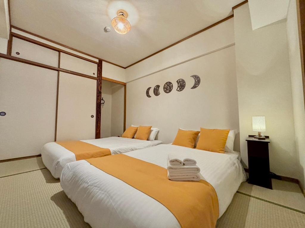 Postel nebo postele na pokoji v ubytování Neighbor's Hotel 広島駅北口