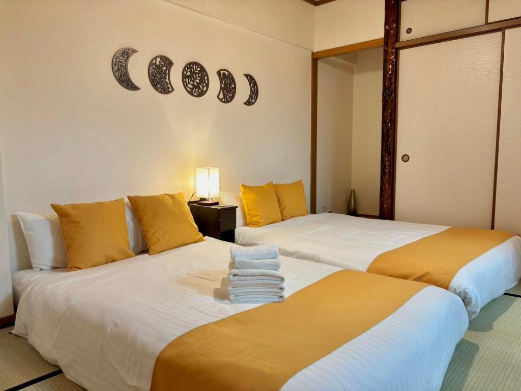 Postel nebo postele na pokoji v ubytování Neighbor's Hotel 広島駅北口