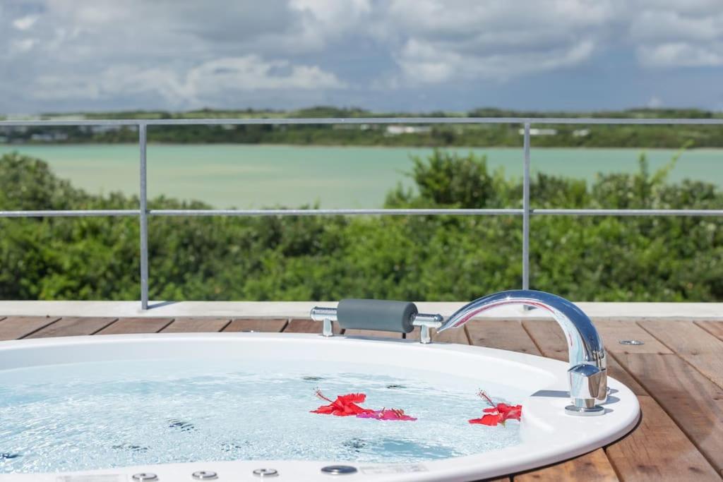 a bath tub with two red star fish in it at bord de la mer in Uechi