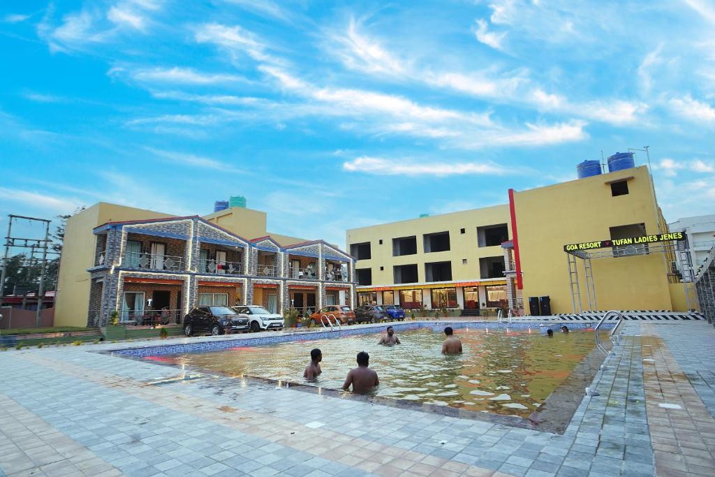 Bazén v ubytování Goa Beach Resort ON Beach nebo v jeho okolí