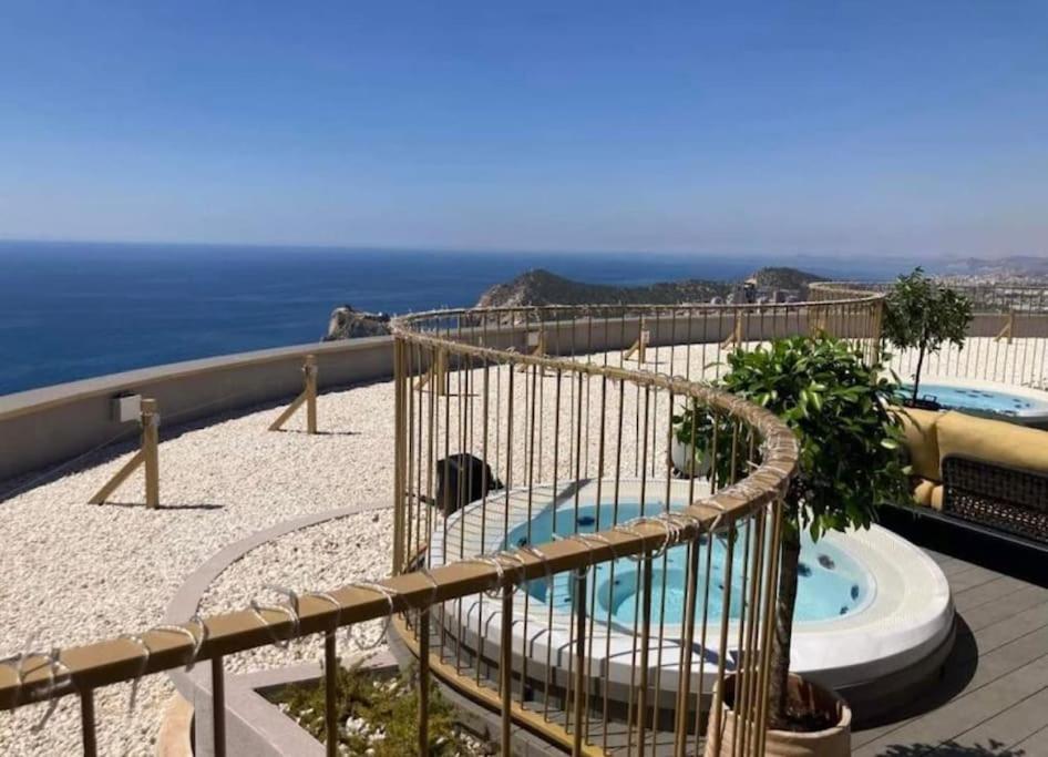 een resort met zwembad en de oceaan bij Intempo 31 panoramic sunrise & spa in Benidorm