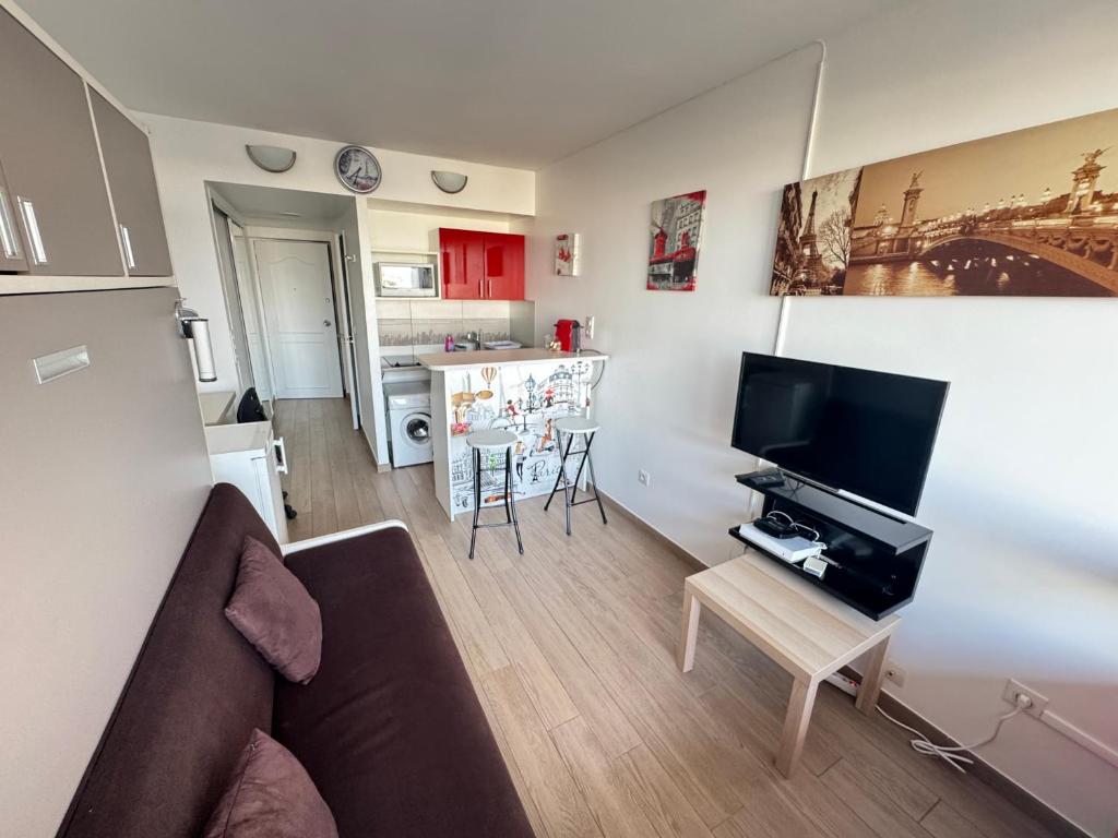 TV a/nebo společenská místnost v ubytování Paris La Défense Studio
